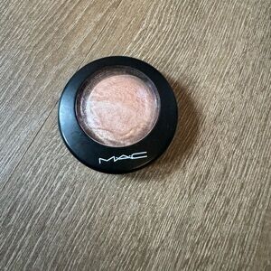 MAC Mineralized Skinfinish Highlighter- Soft and Gentle